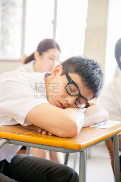 疲劳的,学生,校服,垂直画幅,面无表情,早晨,男性,青年人,学校,智慧