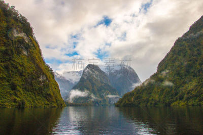 doubtful sound,自然,水,水平画幅,绿色,地形,瀑布,无人,户外,山脉