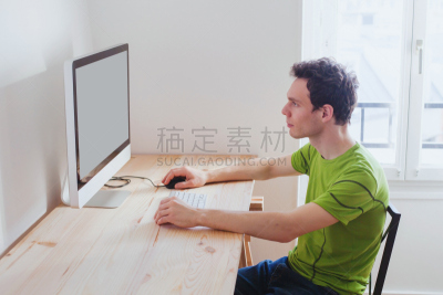 使用电脑,男人,互联网,住宅内部,电子邮件,男性,仅男人,仅成年人,疲劳的,知识