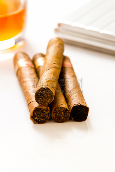 玻璃杯,朗姆酒,雪茄,白色背景,地道古巴人,垂直画幅,褐色,无人,玻璃,鸡尾酒