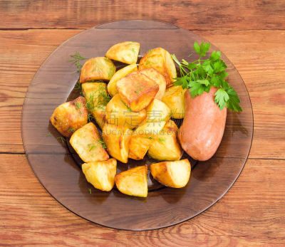 玻璃,特写,patatas bravas,盘子,维也纳香肠,薯条,热狗,肉制品,食饮供应,腌制食品