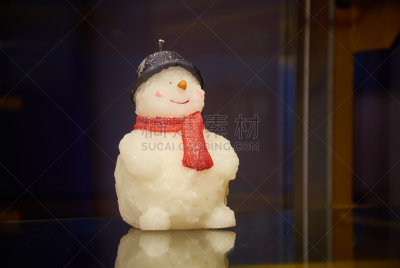 雪人,蓝色帽子,黑色背景,消声器,人的耳朵,毛毡制品,留白,胡萝卜,水平画幅