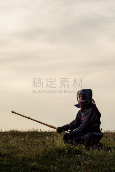 剑道,格斗运动,剑术打斗,武士刀,挑战姿态,日本武士刀,日本武士,垂直画幅,天空,留白