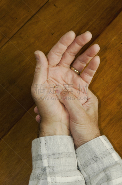 手,关节炎,男人,速度滑冰,垂直画幅,结婚戒指,白人,男性,双手摩擦