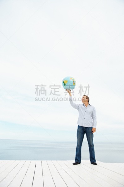 地球形,拿着,中老年男人,人的头部,一个物体,手,人,覆盖,支撑,举