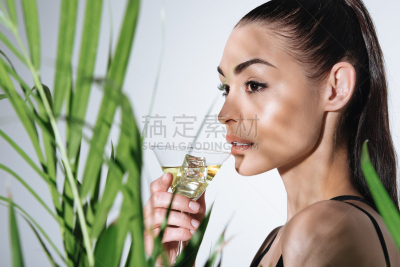 棕榈叶,鸡尾酒,女人,棕色头发,注视镜头,青年人,绿色,自然美,喝,挨着