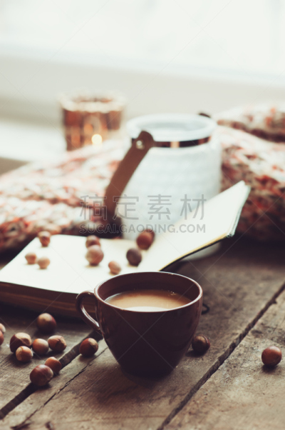 家庭生活,早晨,书,咖啡,舒服,选择对焦,垂直画幅,书页,饮料,冬天