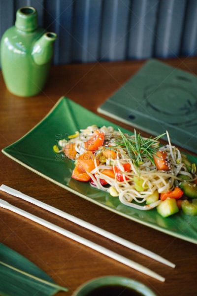 蔬菜,面条,棕酱,酱油壶,餐具,垂直画幅,饮食,绿色,无人,椒类食物