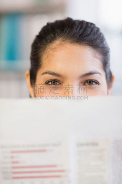 办公室,女商人,垂直画幅,正面视角,30到39岁,注视镜头,工作场所,30岁到34岁,仅成年人