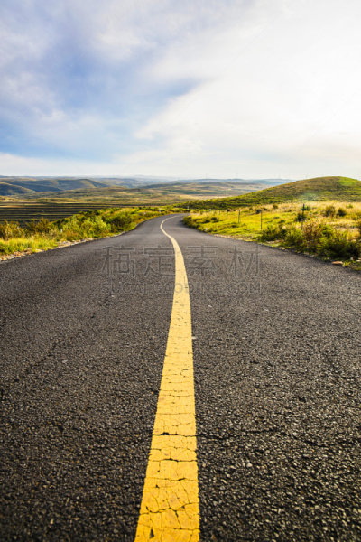 前进的道路,蜿蜒,路,地平面,多车道公路,街道,垂直画幅,天空,无人,户外