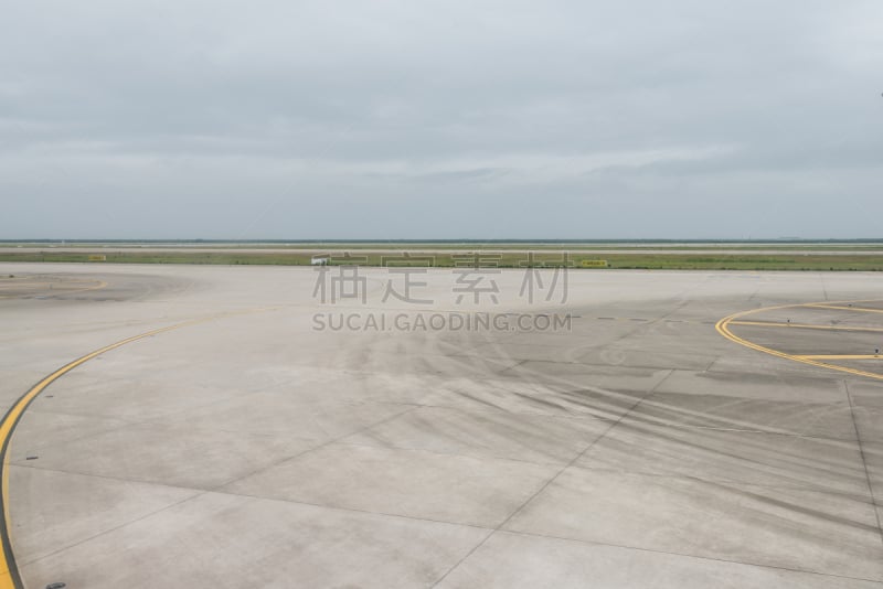 空的,飞机跑道,多云,白昼,飞行员,天空,草,边界,沥青,风景