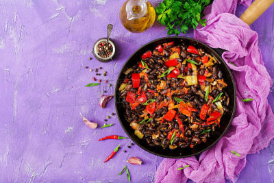 灯笼椒,锅,西红柿,香料,焖菜,酱汁,黑豆,素食,四旬期的嚏根草,开胃品