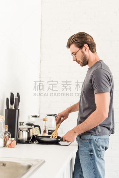 炊具,煎锅,厨房,刮刀,侧面视角,青年男人,仅男人,食品,一个人,仅一个男人
