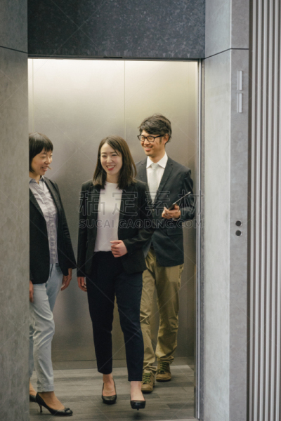电梯,男商人,日本人,办公室,女商人,等,礼节,垂直画幅,仅成年人,工作面试