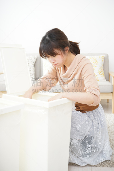 青年女人,沙旋,堆肥,垃圾桶,环境净化,可持续生活方式,室内植物,生物学,经理