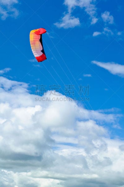 高大的,垂直画幅,天空,风,夏天,冲浪风筝,户外,风筝,山地滑板,动态动作
