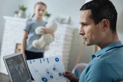 专心,男人,使用手提电脑,悲痛,发狂的,机敏,纯洁,未成年学生,休闲活动,忙碌