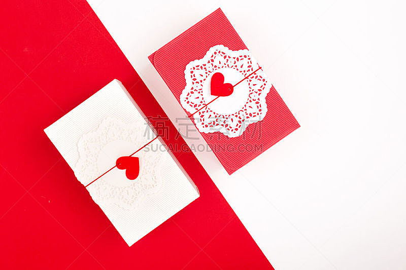 两个物体,包装纸,红色背景,周年纪念,圣诞装饰物,热情,美术工艺,华贵,新年前夕,浪漫