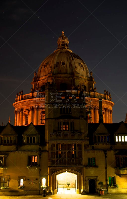 夜晚,拉德克里夫图书馆,进口标志,布拉斯诺兹学院,牛津大学,牛津,密歇根州牛津,垂直画幅,天空