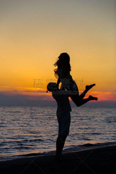 海滩,可爱的,伴侣,爱人海滩,新郎,垂直画幅,曙暮光,夏天,男性,剪影