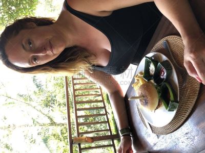 女人,热带雨林,牛肉汉堡,小屋,古墓丽影,热带气候,食品,一个人,劳拉克劳馥,户外