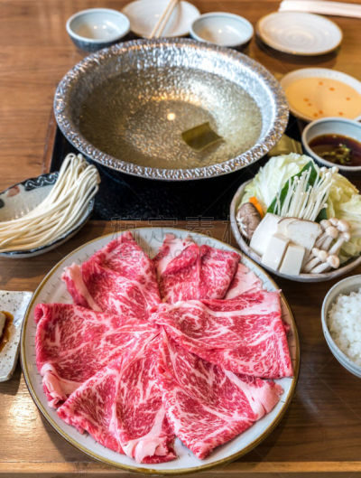 牛肉,波特派,寿喜烧,平顶仪式,铝厂,日式火锅菜,涮涮锅,乌冬面,豆腐,沸腾的