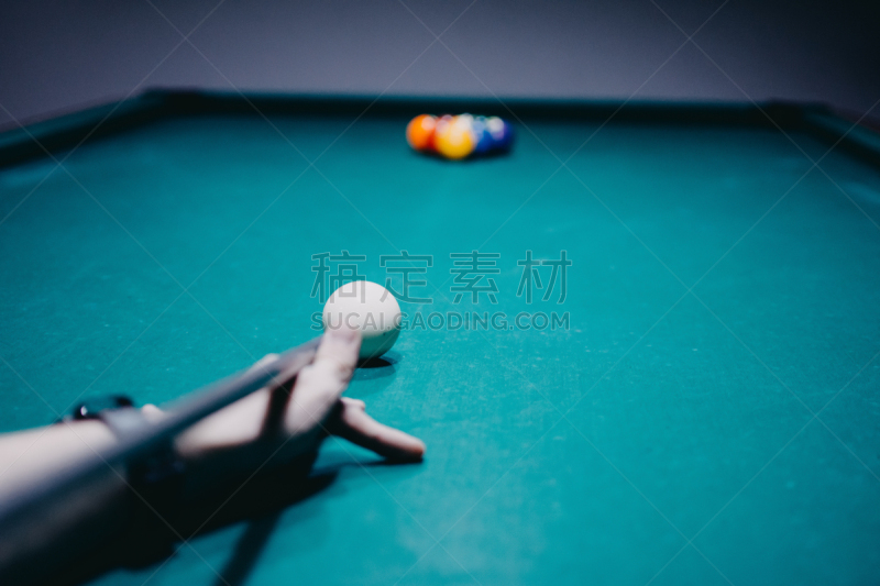 进行中,青年男人,球袋,球,青少年,桌球台,水平画幅,台球,男性,仅成年人
