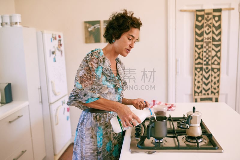 咖啡,牛奶,中老年女人,图像,水平画幅,研磨食品,家庭生活,早晨,饮料,仅成年人