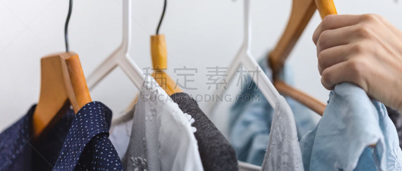 手,女性,衣服,挂衣架,成年的,女人,室内,粗斜纹棉布,可爱的