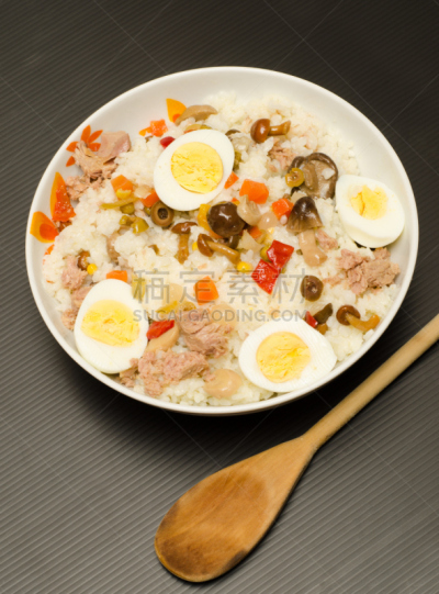 米饭沙拉,长柄勺,餐具,垂直画幅,盐渍食品,膳食,地中海美食,在上面,开胃酱,黑色背景