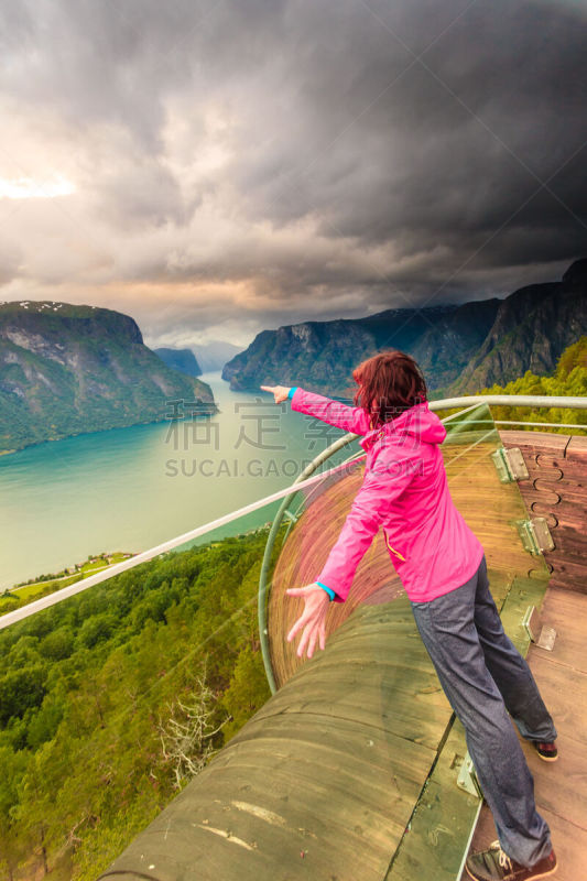 旅行者,挪威,视角,豹纹鲨,奥尔兰峡湾,垂直画幅,天空,人,户外,斯堪的纳维亚半岛