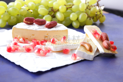 奶酪,软乳酪,石榴籽,白葡萄,花生,蓝色背景,黑色,软干酪,霉菌,切块