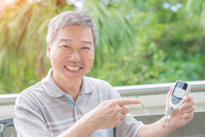 老年男人,糖尿病,胰岛素,血糖过低,血糖测定仪,仅一个老年男人,水平画幅,计量器,古老的,男性