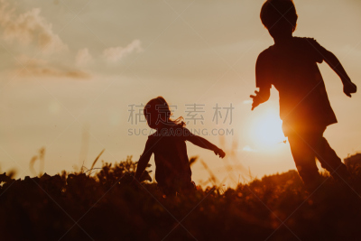 男孩,幸福,女孩,自然,水平画幅,小的,嬉戏的,人,夏天,户外