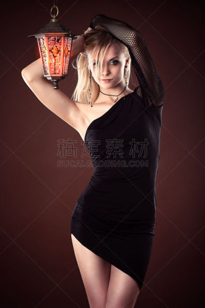 女人,黑色连衣裙,自然美,红灯区,手插入头发,垂直画幅,美,褐色,灯笼,美人
