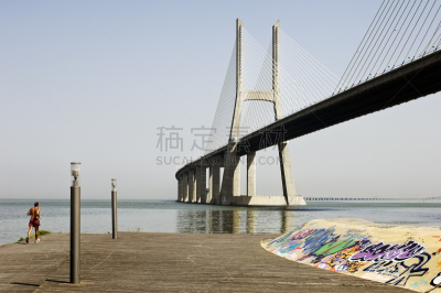 瓦斯科·达·伽马大桥,水,天空,在之后,灯,男性,仅成年人,现代,运动,彩色图片