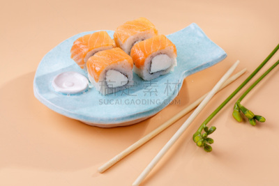 鱼类,盘子,寿司,小圆面包,酥炸鱼,寿司卷,生鱼片寿司,鱼子酱,裹面包屑,生鱼片
