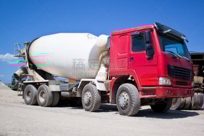 水泥搅拌车,天空,蓝色,红色,在下面,白色,沙砾,路,水泥车,建筑施工车辆