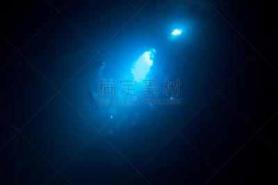 沼穴,泡泡,光,蓝色,进口标志,圣泉,岩洞探索,极限运动观点,从在水肺潜水的角度拍摄,图伦