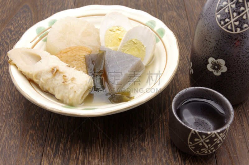 日本青酒,关东煮,水平画幅,膳食,含酒精饮料,鱼糕,卵,日本食品,日式火锅菜,食品