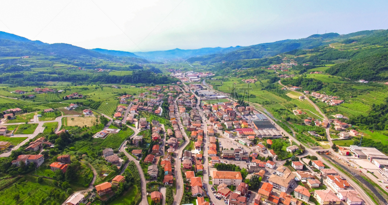 航拍视角,山谷,giovanni boccaccio,布希曼族,自然,草地,水平画幅,绿色,山,建筑