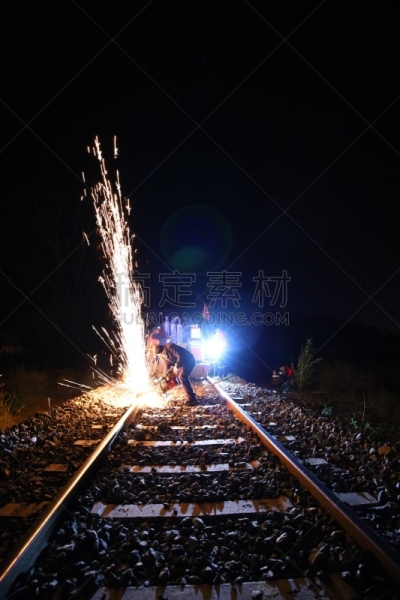 暗色,焊工,午夜,工程,建筑业,铁轨轨道,火车站站台,建筑施工机器,铁路运输