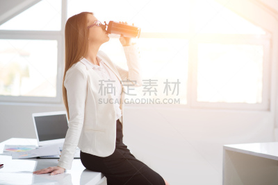 女人,下班后,办公室,咖啡,旅行杯,向后弯,学员,保温瓶,塞尔维亚黑山,小办公室