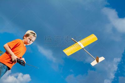 进行中,男孩,飞机,玩具,手艺,天空,遥控汽车,水平画幅,滑翔机,夏天