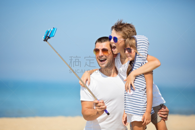 友谊,家庭,概念,独脚架,水平画幅,父母,旅行者,夏天,户外,海滩