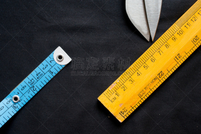 卷尺,纺织品,比例,剪刀,黑色背景,萨乌韦,封锁线,排列整齐,留白,水平画幅
