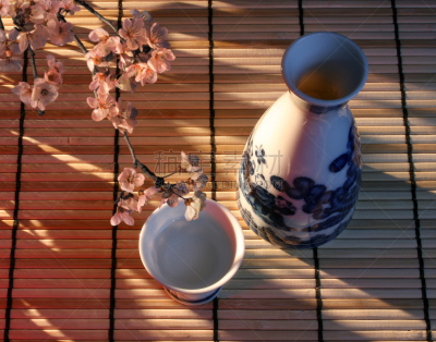 日本青酒,白昼,清酒杯,玻璃瓶,玻璃水瓶,葡萄酒,饮食,水平画幅,无人