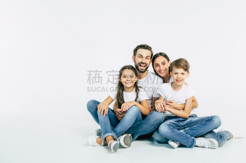 家庭,幸福,自然美,电视摄像机,坐在地上,看,相伴,微笑,抱