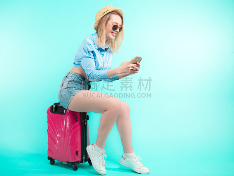 女人,手机,传统节日,舒服,旅途,太平洋岛屿,背景分离,行李,彩色背景,手提箱