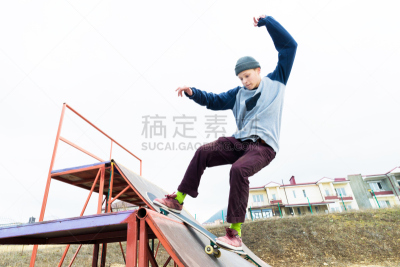 青少年,连帽运动外套,长袖衫,滑板,栏杆,牛仔裤,滑板公园,滑梯,车轮,休闲活动
